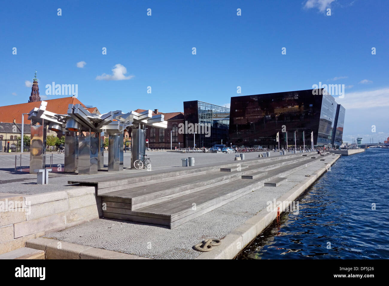 La Biblioteca Real Danesa está ubicada en el edificio llamado diamante negro espectacularmente situado a orillas del mar en Copenhague Foto de stock