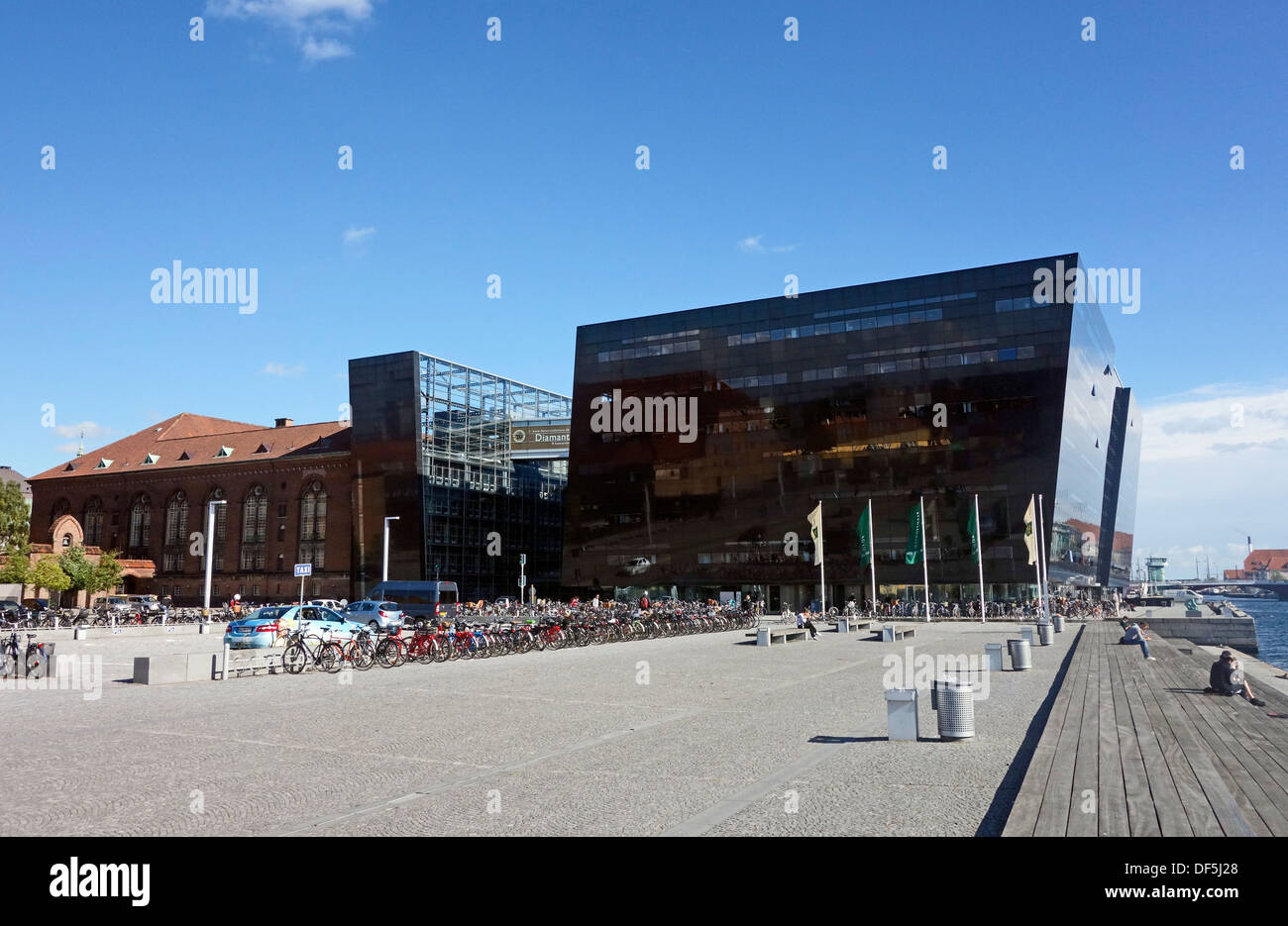 La Biblioteca Real Danesa está ubicada en el edificio llamado diamante negro espectacularmente situado a orillas del mar en Copenhague Foto de stock