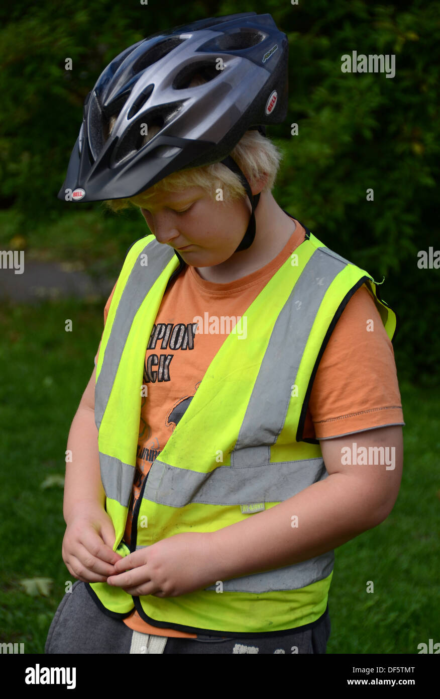 Un joven se pone un chaleco de alta visibilidad para el ciclismo de Fotografía de stock - Alamy