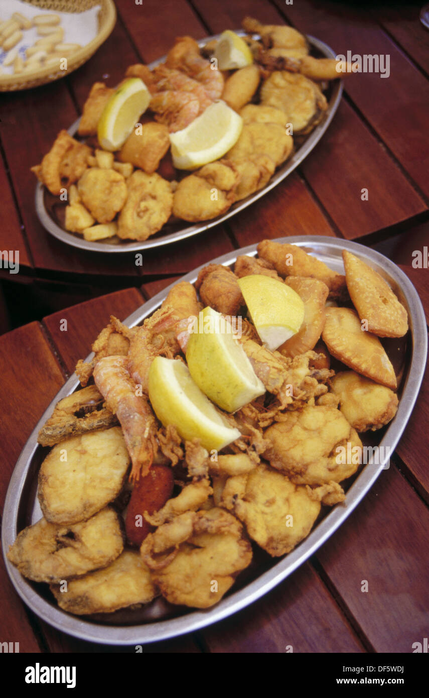 Pequeños pescados fritos ('Pescaito frito'). Restaurante Freiduría Las  Flores. Cádiz. Andalucia. España Fotografía de stock - Alamy