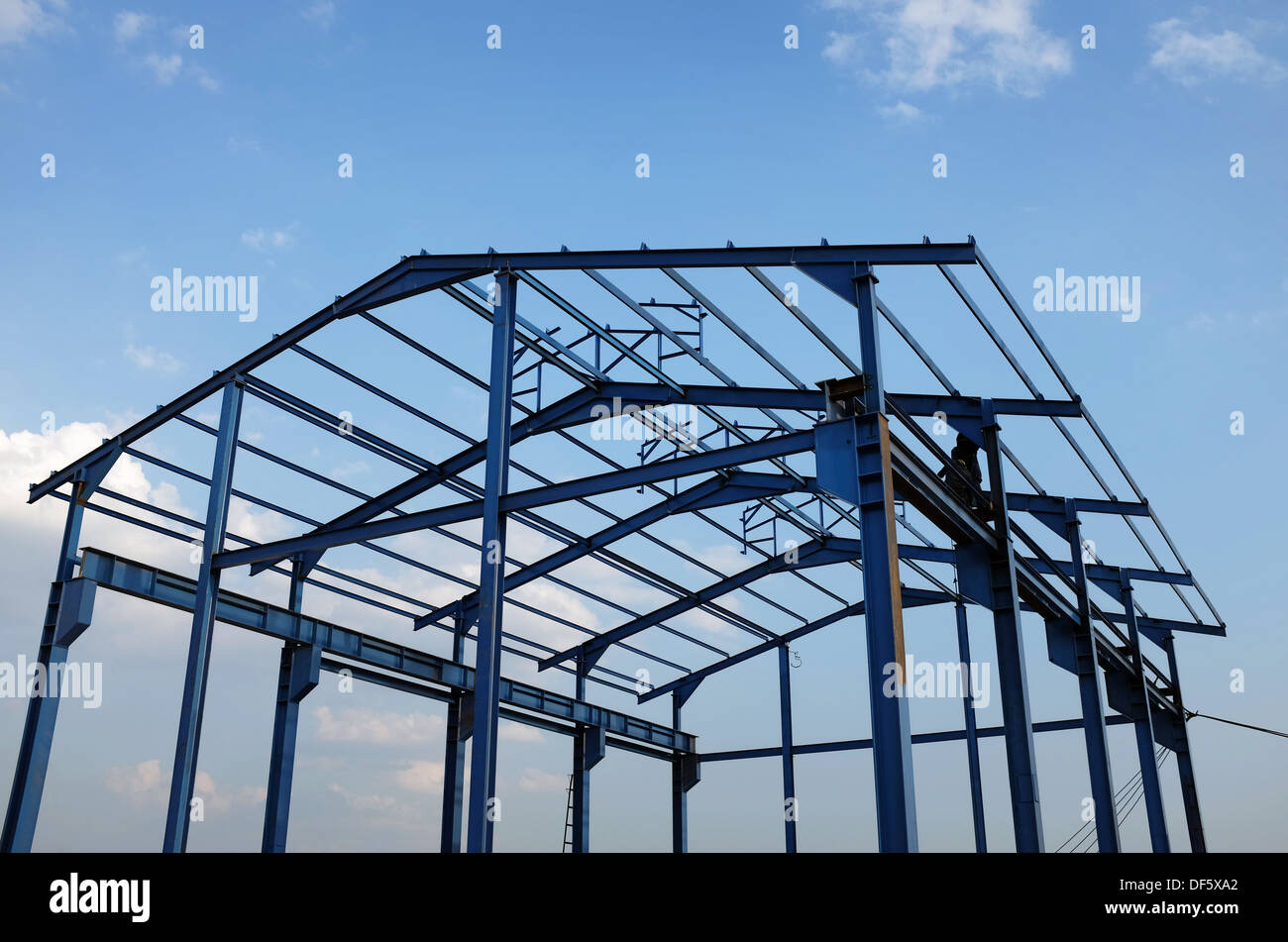 Estructura de acero de un nuevo edificio industrial Foto de stock