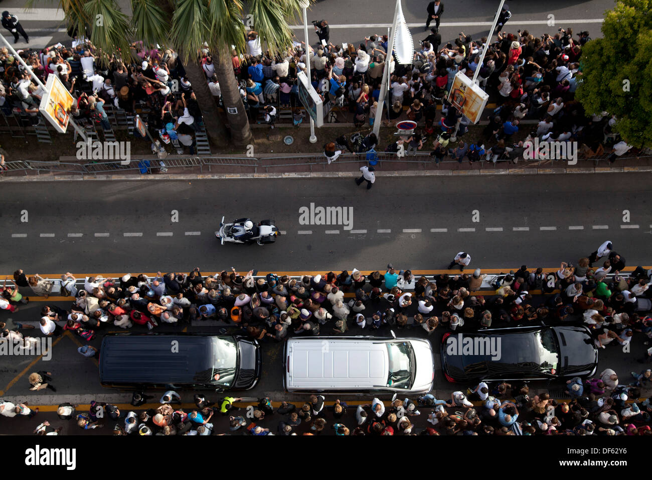 Una enorme multitud espera a celebridades para llegar a la alfombra roja en el Festival de Cine de Cannes Foto de stock