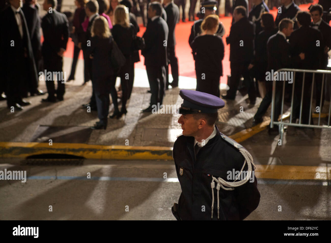 Un gendarme espera a celebridades para llegar al Palais des Festivals et des Congrès en el Festival de Cine de Cannes Foto de stock