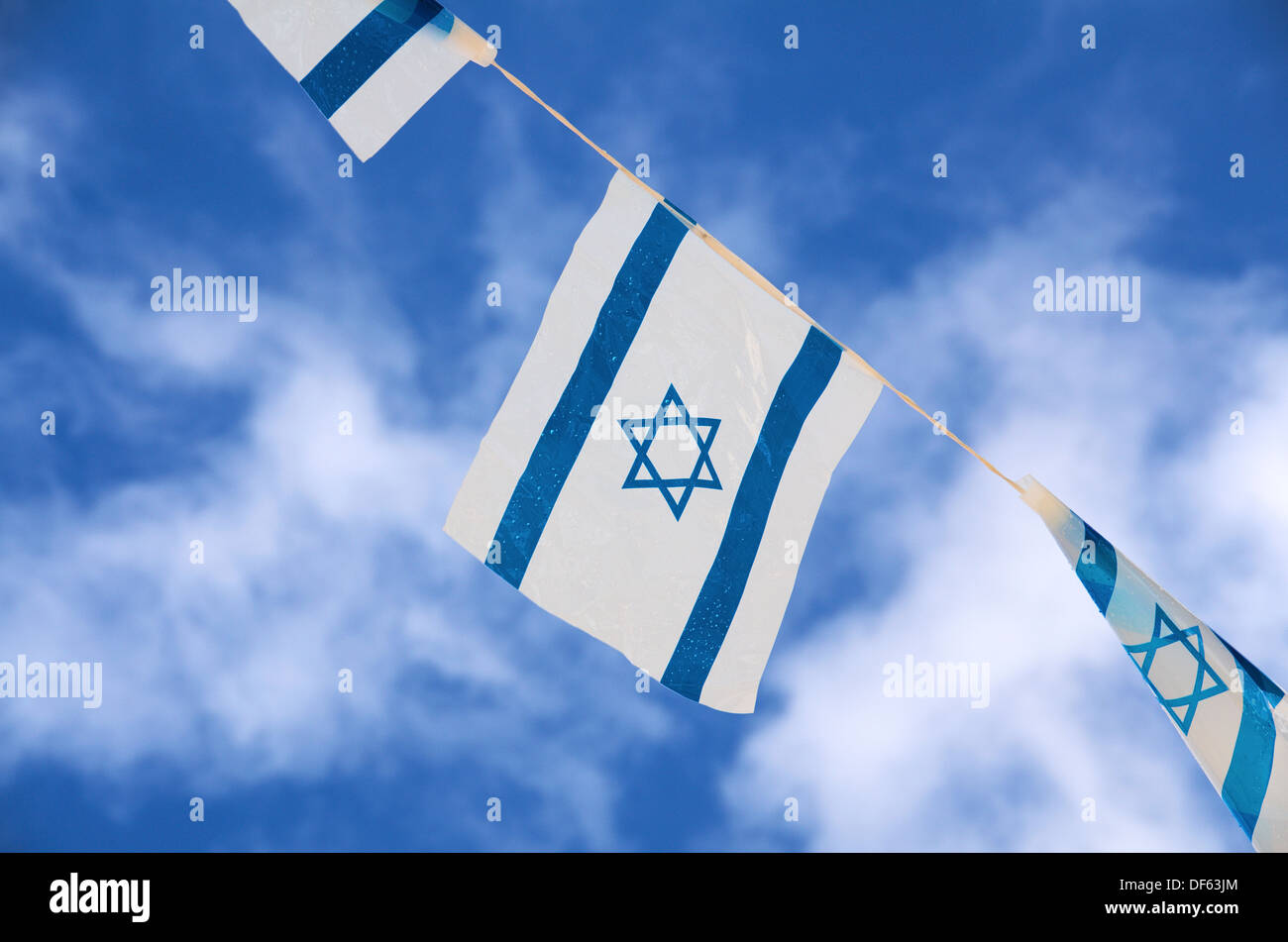 Banderas israelíes mostrando la estrella de David con orgullo colgantes para el día de la Independencia de Israel (Yom Haatzmaut) Foto de stock