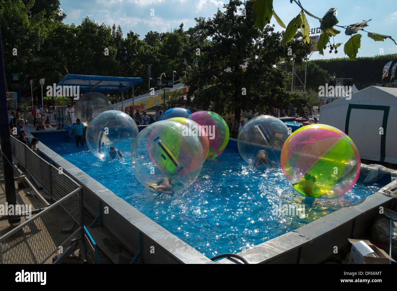 Niños jugando en piscinas temporales en el Jardin des Tuileries, Paris, Francia Foto de stock