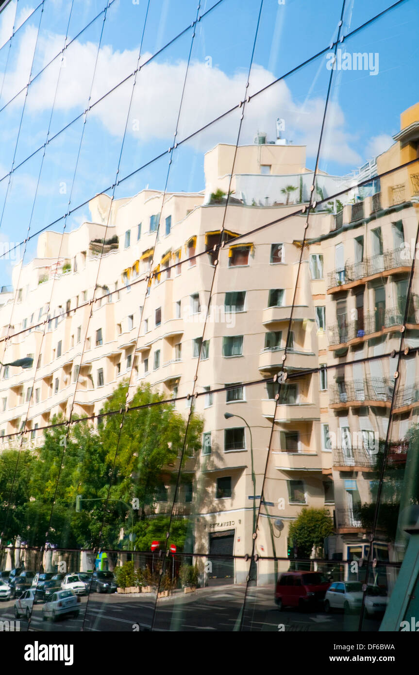 Casas reflejadas en la fachada de vidrio. La calle Goya, Madrid, España. Foto de stock