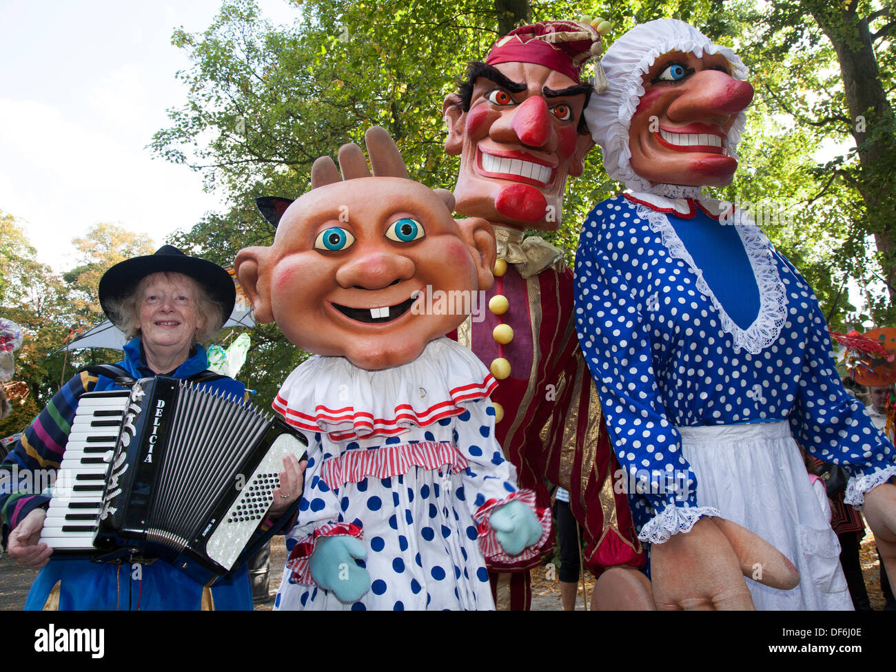 Jugando con gigantes fotografías e imágenes de alta