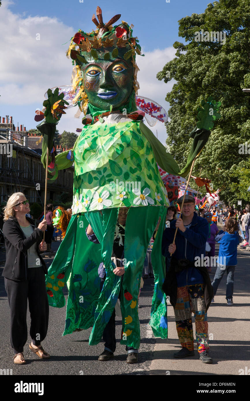 Las marionetas gigantes caricatura masquerade celebración en Skipton UK. 29  de septiembre de 2013. Festival Internacional de Títeres. Giant scary Punch  & Judy títeres en Skipton bienal del festival internacional de títeres