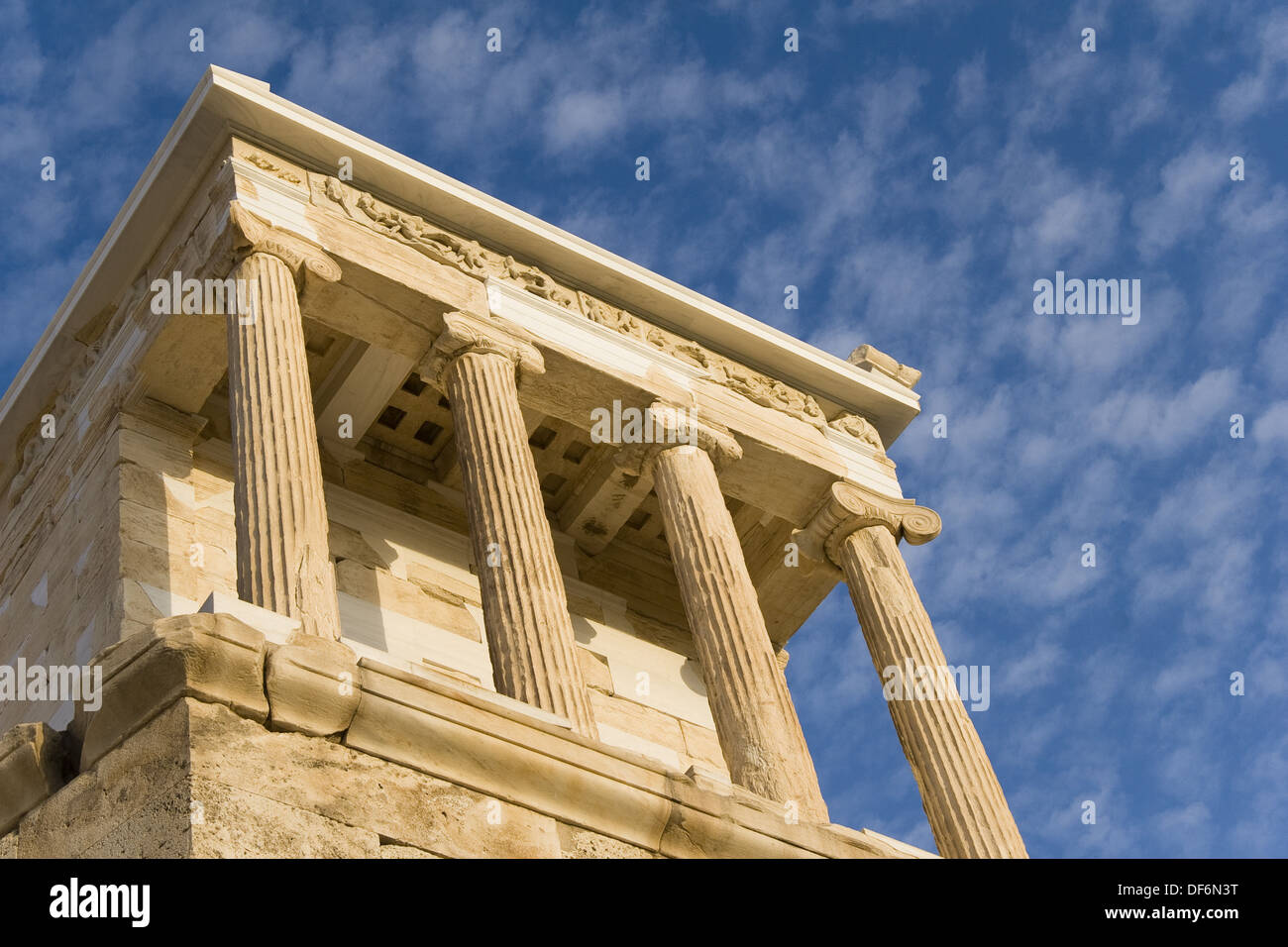El Templo de Atenea Nike en la entrada a la Acrópolis, Columnas detalle,  Atenas, Grecia Fotografía de stock - Alamy