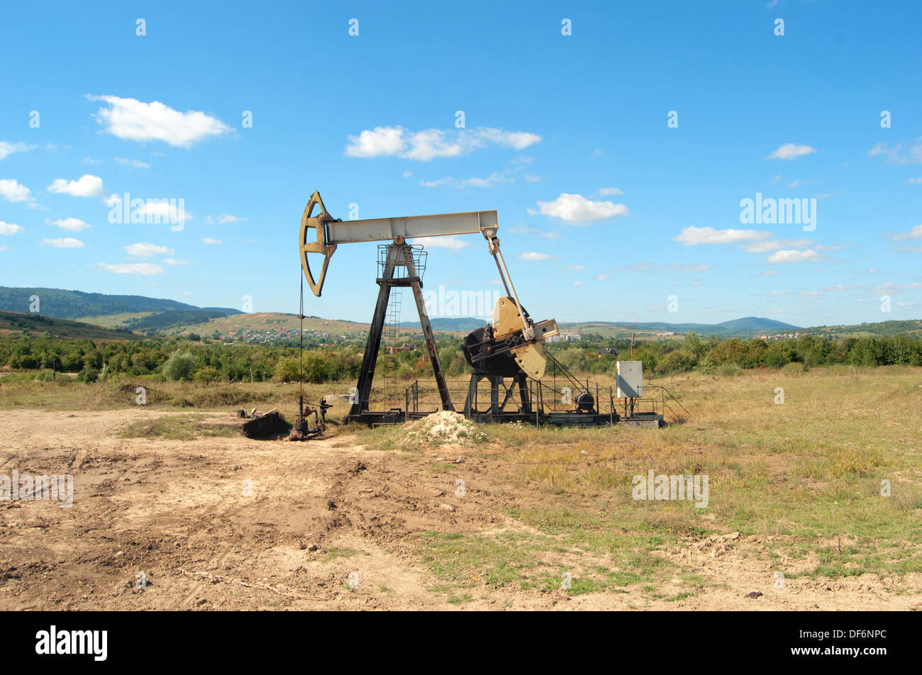 El trabajo de la bomba de aceite en un campo petrolero de gato Foto de stock