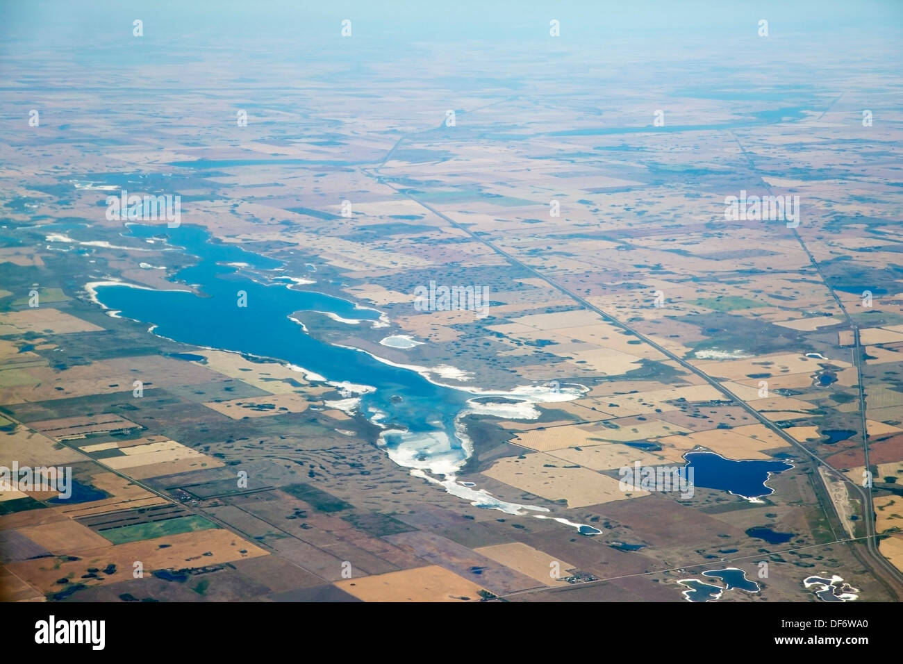 Foto aérea de lagos salinos en el paisaje agrícola de la pradera, Saskatchewan, Canadá Foto de stock