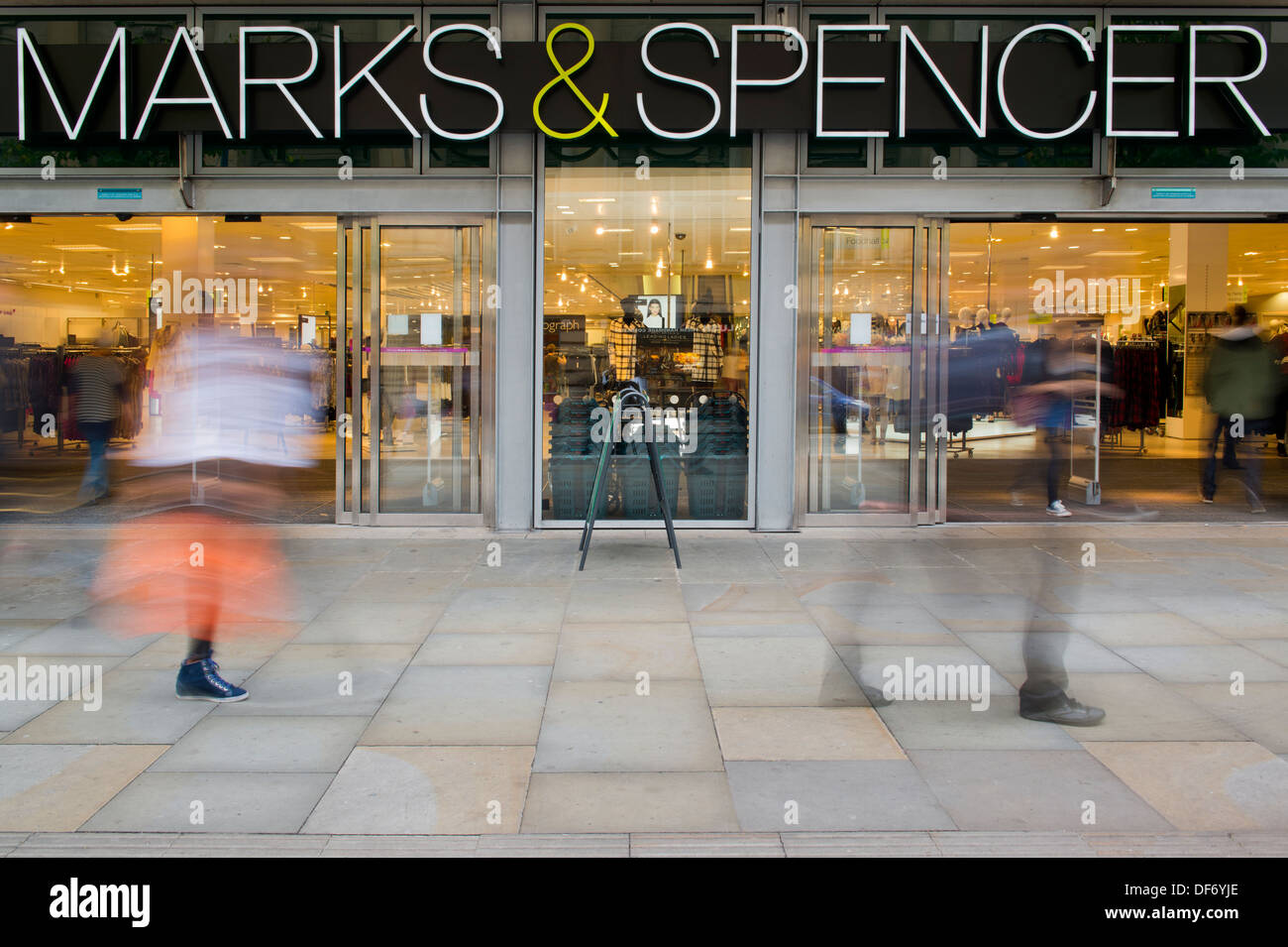 La entrada a la tienda insignia de Marks & Spencer en Manchester con ningún pueblo (uso Editorial solamente). Foto de stock