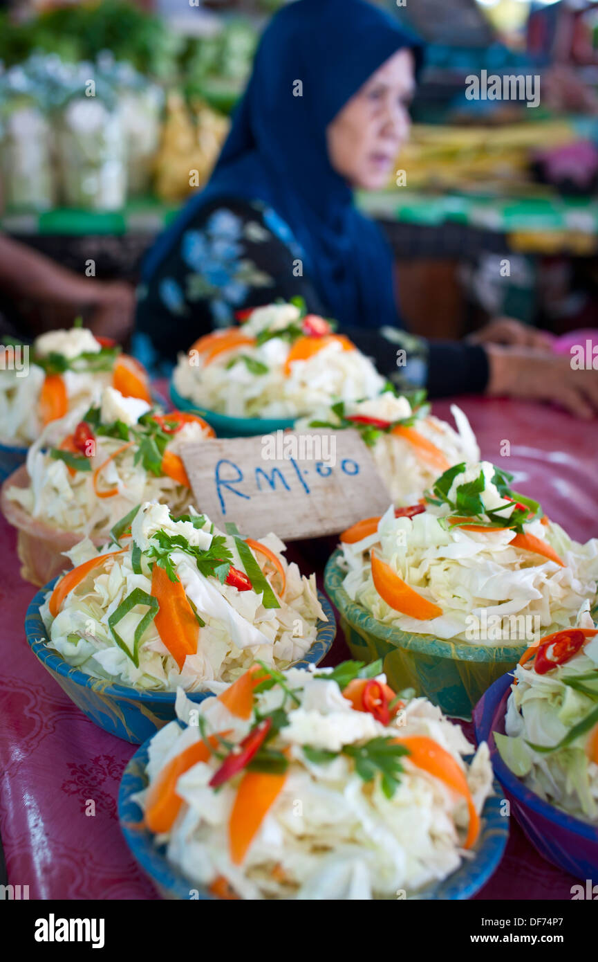 Platos de verduras en venta, Sarawak, Malasia Foto de stock