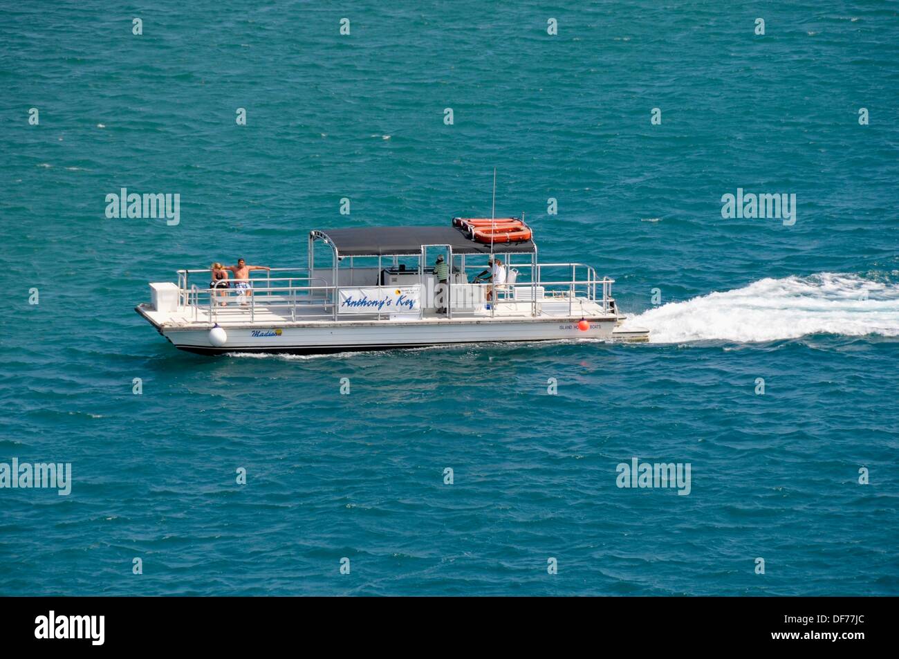 Pontoon Boat en la zona cercana al puerto de cruceros del Caribe en la Isla de Roatan Honduras Centroamérica Foto de stock
