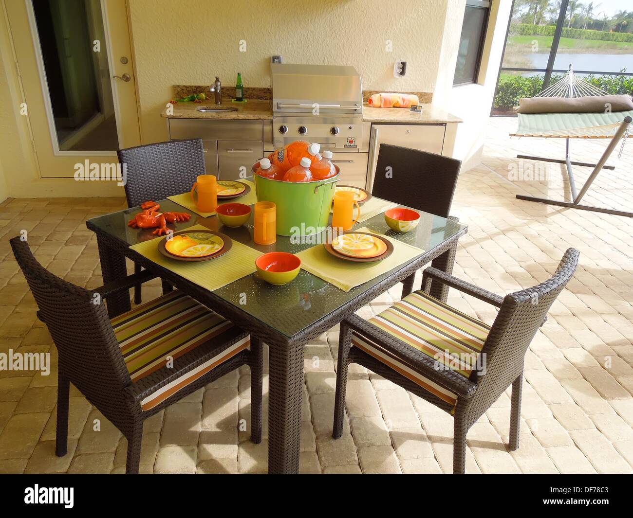 Área de patio exterior con mesa y sillas para comer en una casa de lujo caro  Fotografía de stock - Alamy