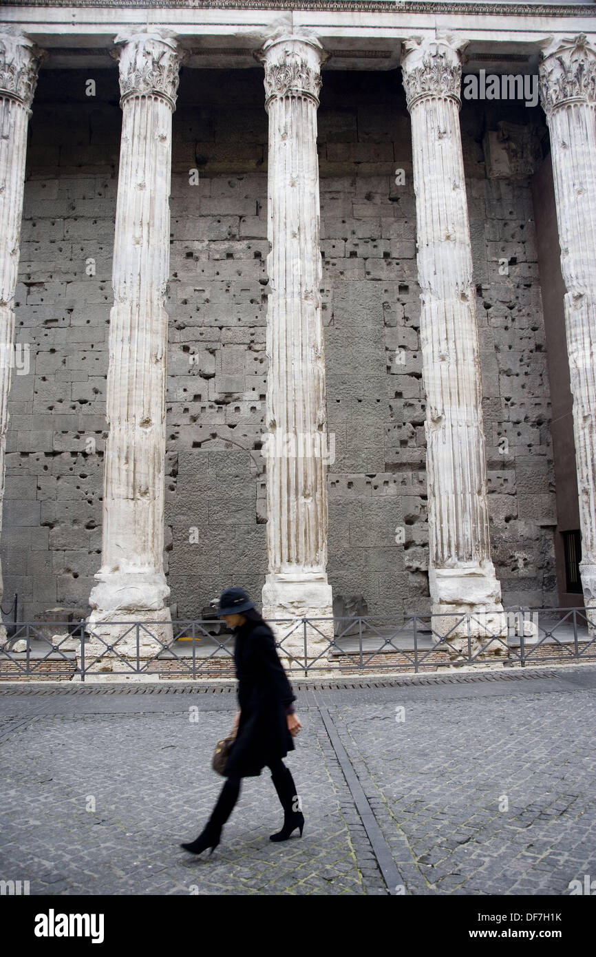 Lugar secreto en Roma 👉🏻 Templo de Adriano 🏛️✨ . En pleno