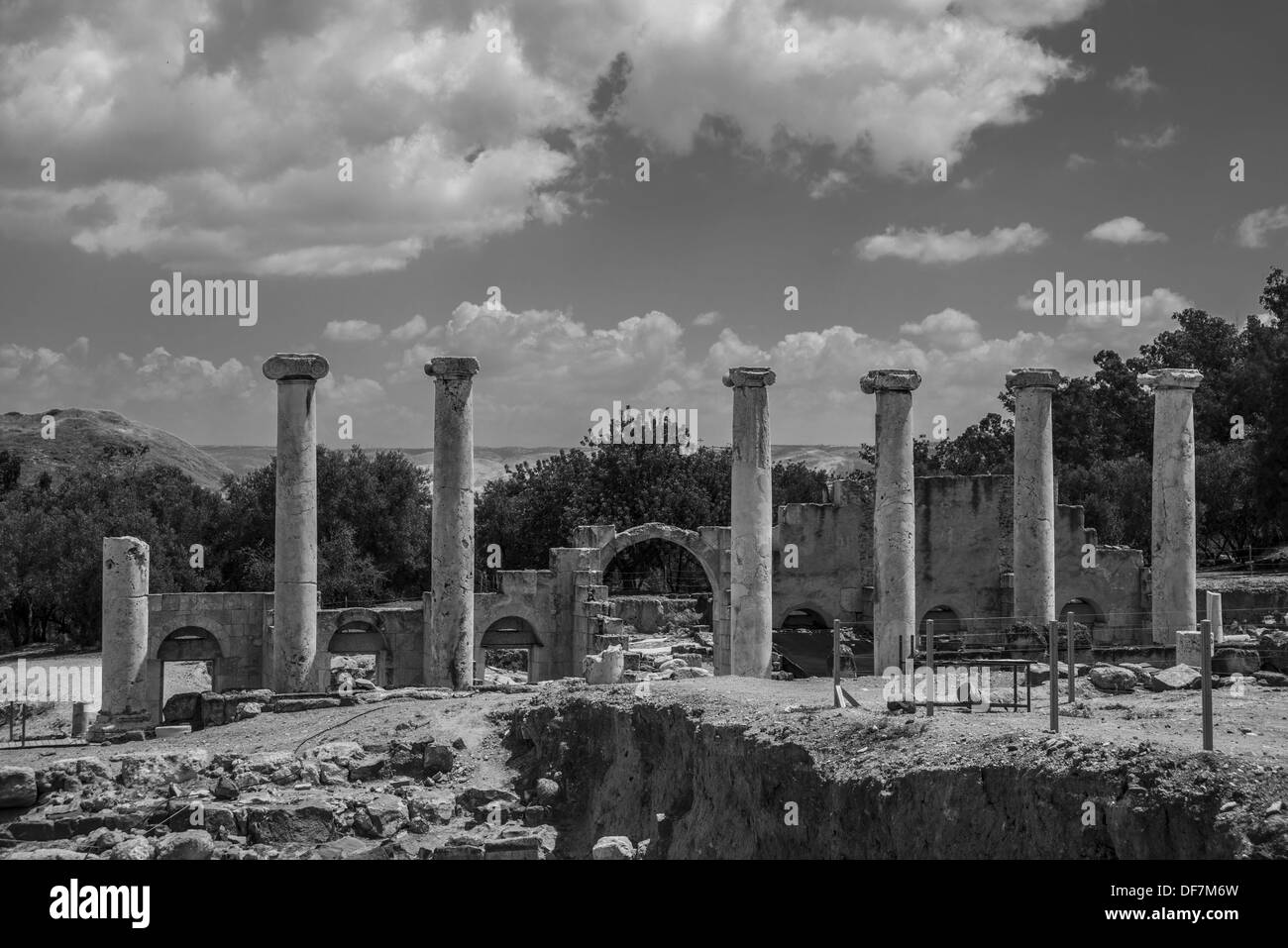 Columnas romanas con Crusader fortaleza en el fondo , Bet Shean Israel Foto de stock