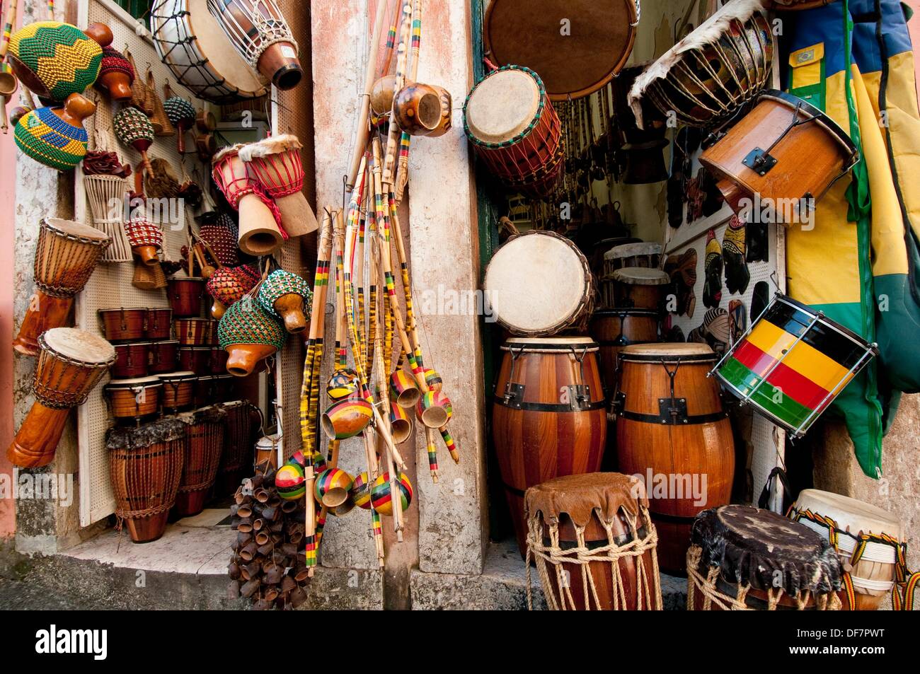 Tienda de instrumentos musicales en el Largo do Pelourinho, antiguo barrio  de Pelourinho, Salvador de Bahía, Brasil Fotografía de stock - Alamy