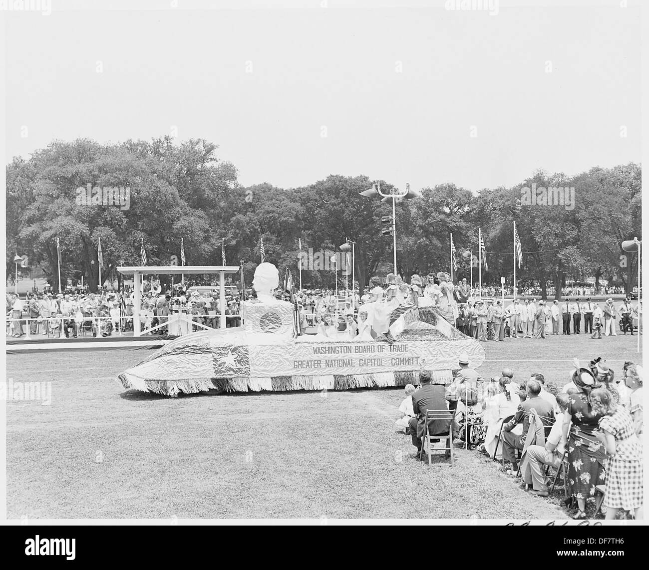 El Presidente Truman asiste a las ceremonias de celebración del 100º aniversario del Monumento a Washington. Él está en la... 199850 Foto de stock