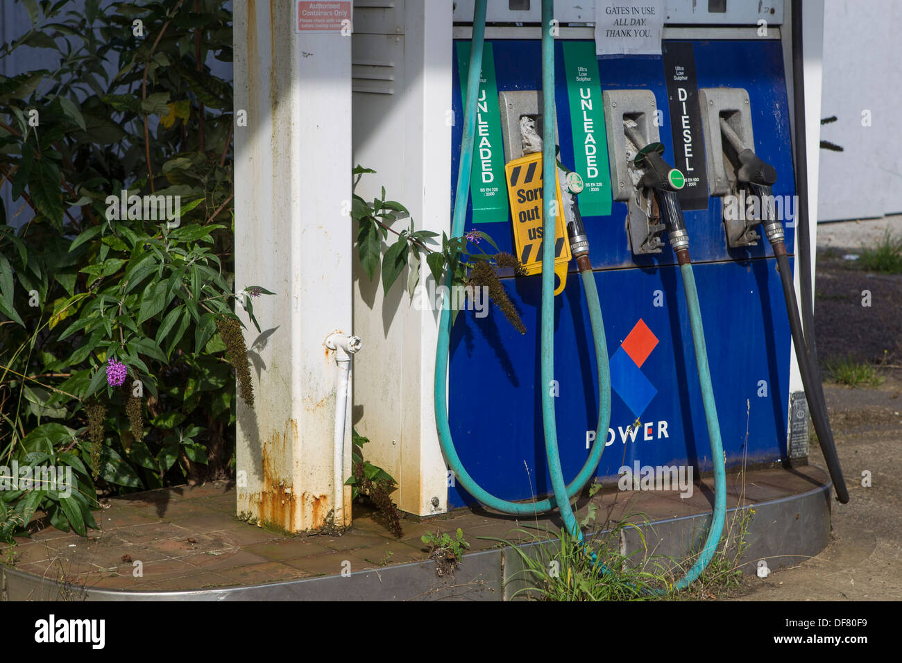 Las plantas de reclamar una estación de combustible, abandonados y en desuso en Heath y alcance. Foto de stock