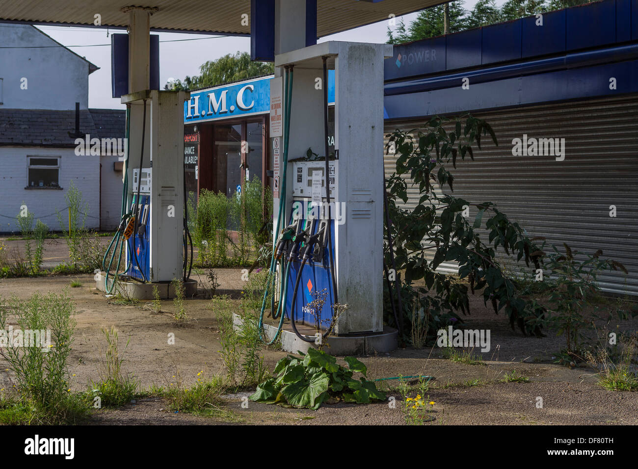 Las plantas de reclamar una estación de combustible, abandonados y en desuso en Heath y alcance. Foto de stock