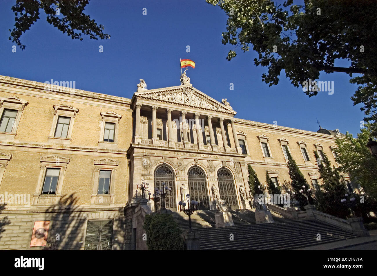 Fachada principal de la Biblioteca Nacional, Madrid. España Foto de stock