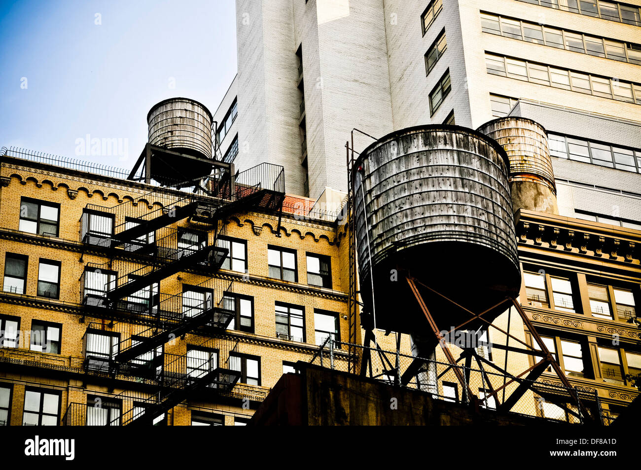 Los tanques de agua, en la ciudad de Nueva York, EE.UU. Foto de stock