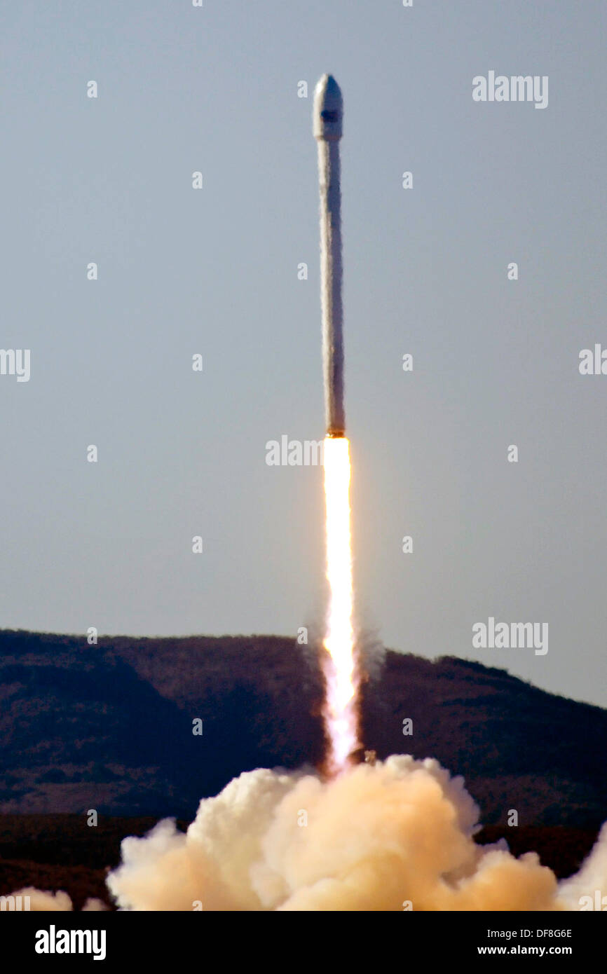 El Falcon 9 llevando la cápsula SpaceX cohete lanza desde el complejo de lanzamiento espacial-4 Septiembre 29, 2013 en la base Vandenberg Air Force Base, CA. Este fue el mayor cohete lanzado por un transportista comercial SpaceX y la primera desde Vandenberg. Foto de stock