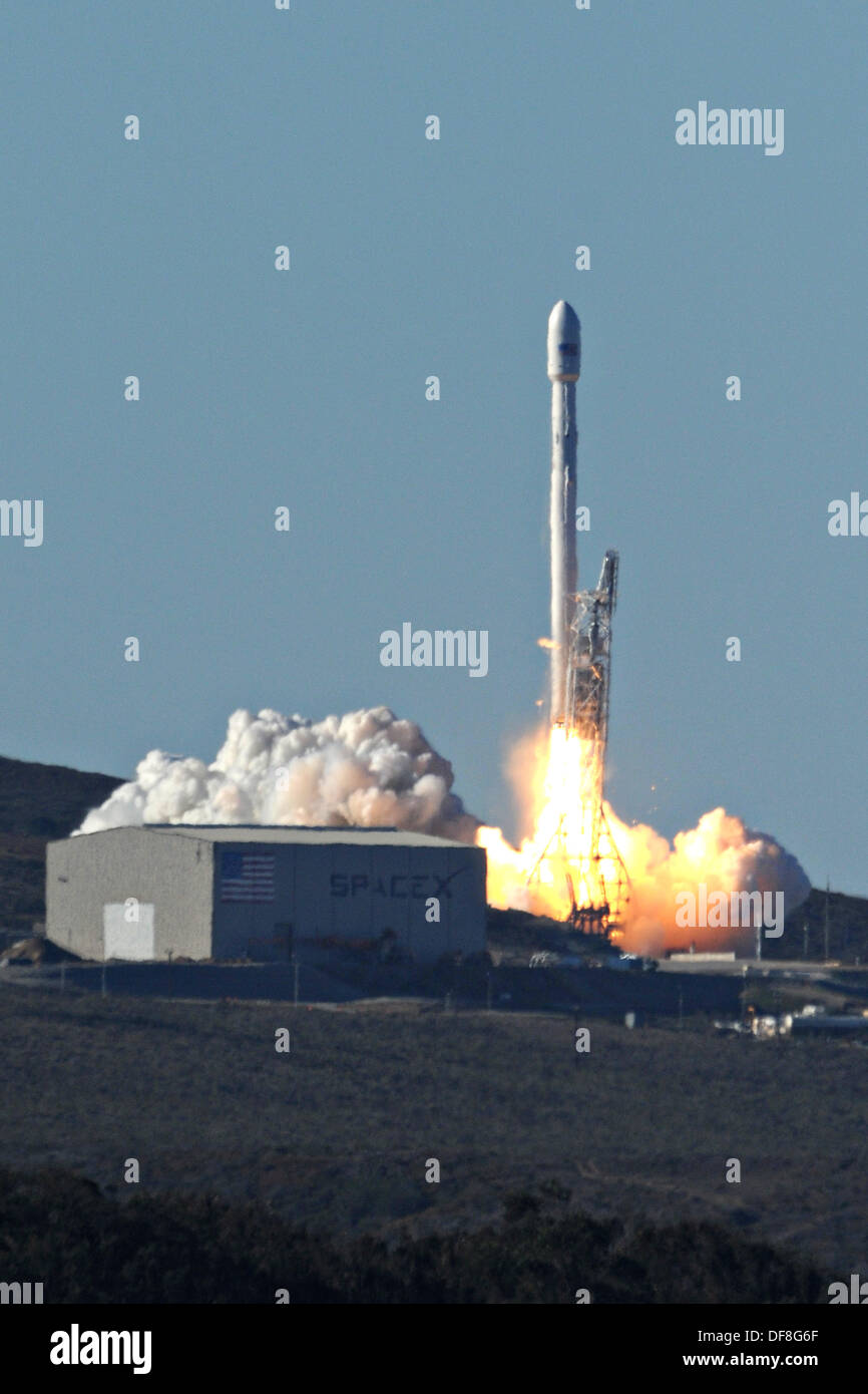 El Falcon 9 llevando la cápsula SpaceX cohete lanza desde el complejo de lanzamiento espacial-4 Septiembre 29, 2013 en la base Vandenberg Air Force Base, CA. Este fue el mayor cohete lanzado por un transportista comercial SpaceX y la primera desde Vandenberg. Foto de stock