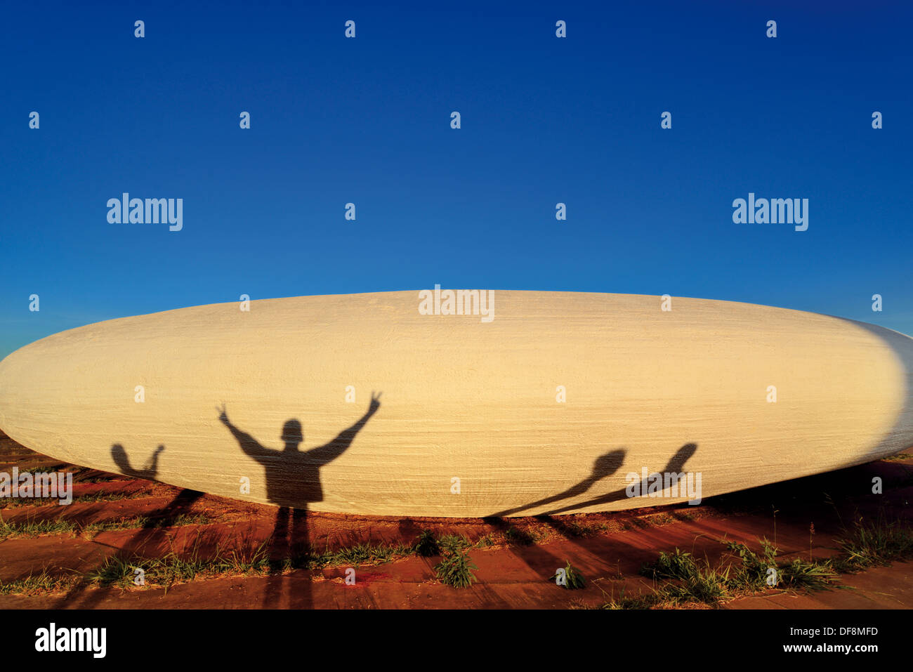 Brasil, Brasilia: Bautisterio de la catedral futurista con sombras de personas en la parte delantera, diseñado por Oscar Niemeyer Foto de stock