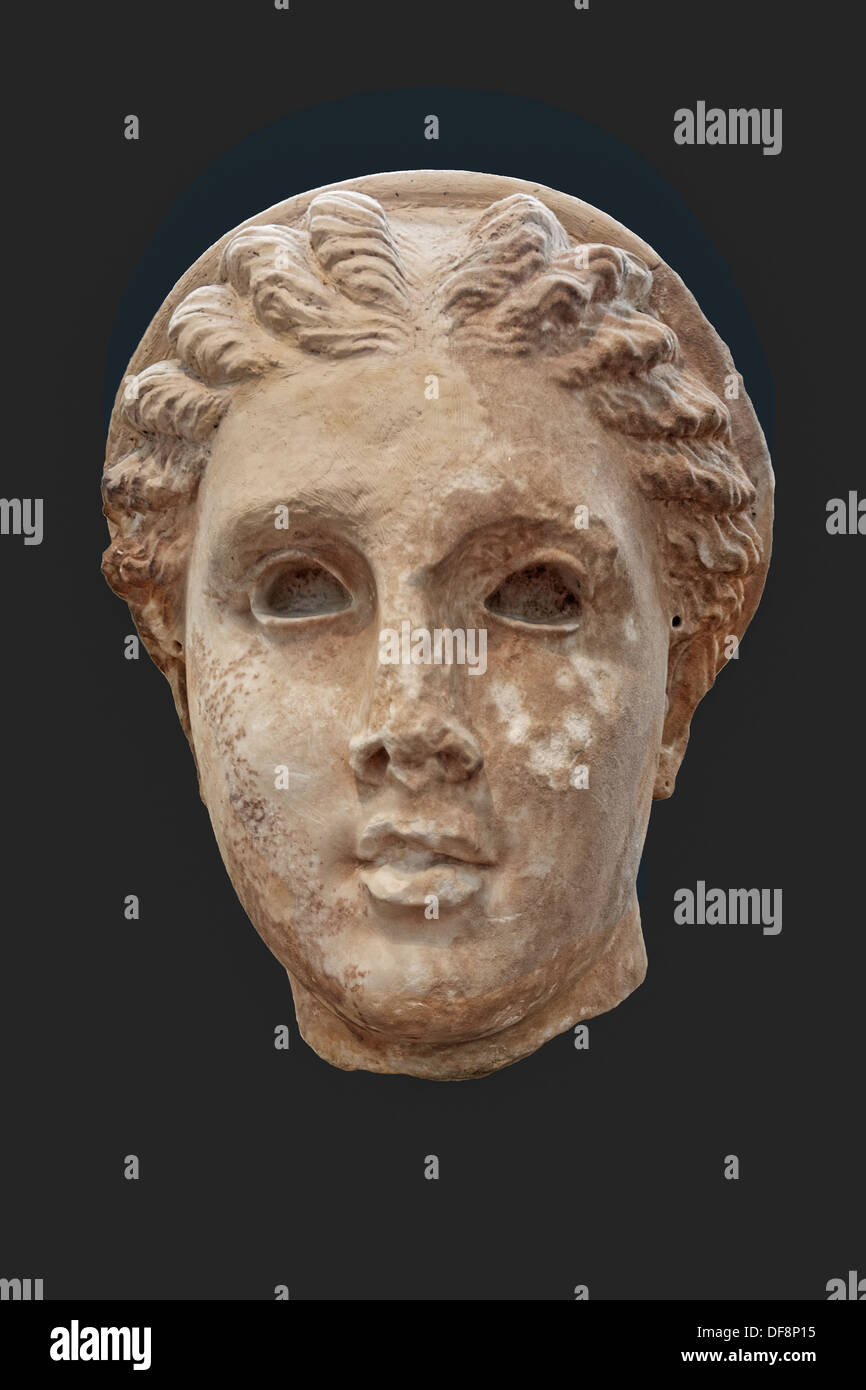 Cabeza colosal de mármol Artemis (190-180 a.C.) en el Museo Nacional, Grecia Foto de stock