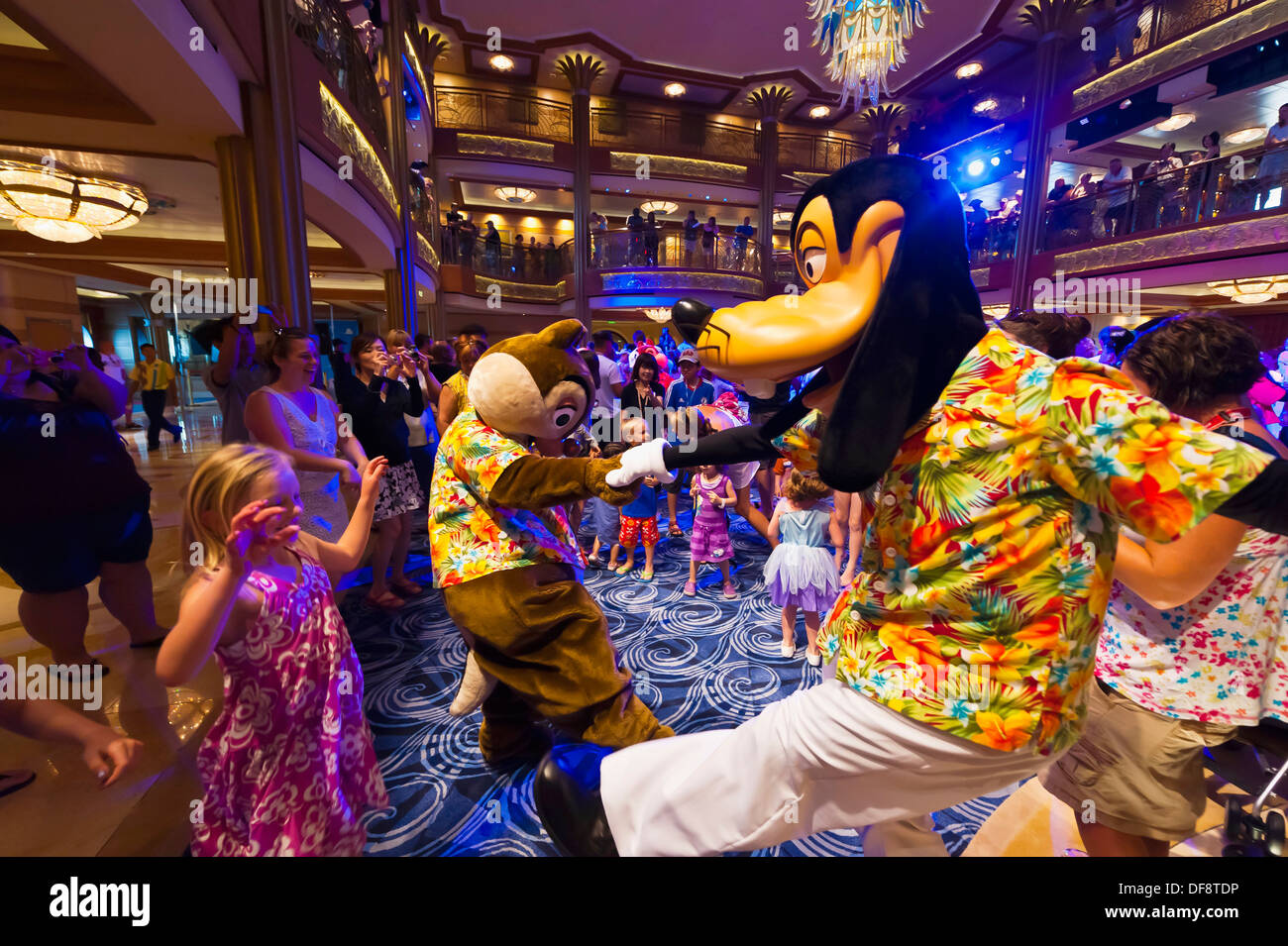 Goofy y Max GUF, carácter fiesta bailable, en el atrio del vestíbulo en el nuevo Disney Dream Cruise Ship navegando entre la Florida y Foto de stock