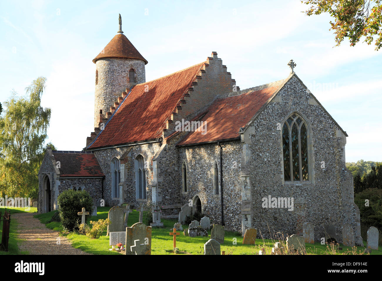 Iglesia Bawburgh, Norfolk, torre redonda, Inglaterra Inglés iglesias medievales, iglesia, Patio Foto de stock