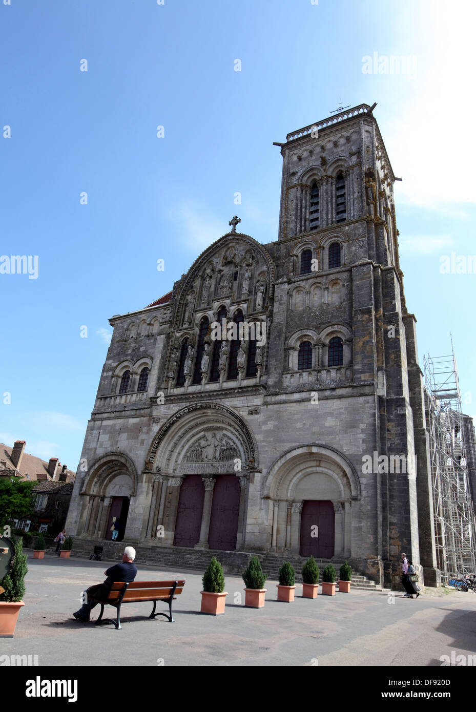 Basílica de Vezelay es de la Edad Media un importante lugar en la Cristiandad, lugar de peregrinación en el camino de St Jacques de Foto de stock