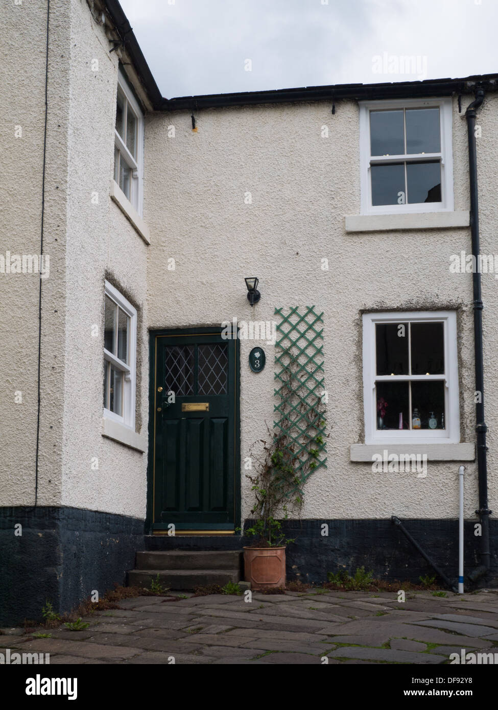 Una fachada blanca casa en la larga fila en Belper, Derbyshire, Reino Unido. Foto de stock