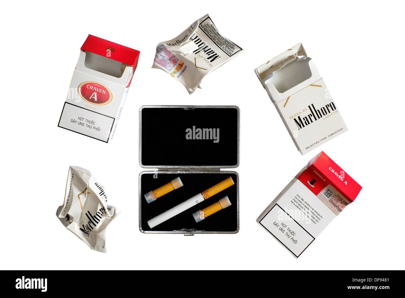 Caja que contiene un kit electrónico rodeado mi vacía y aplastada, los paquetes de cigarrillos tradicionales Foto de stock