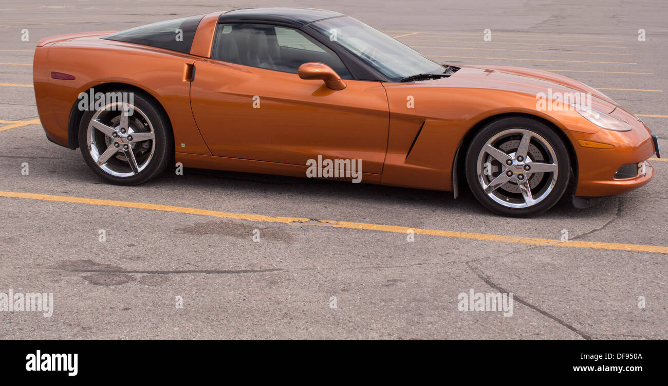 Vista lateral de un color óxido Corvette en estacionamiento Foto de stock