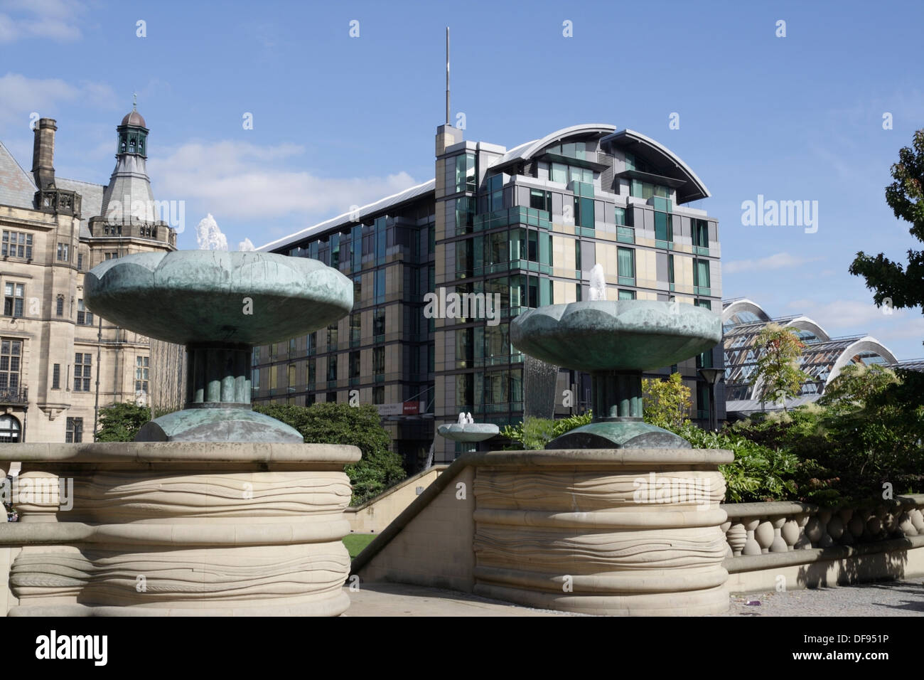 Ayuntamiento de Sheffield, el Mercure Hotel Jardines de la paz, en el centro de la ciudad de Inglaterra Foto de stock