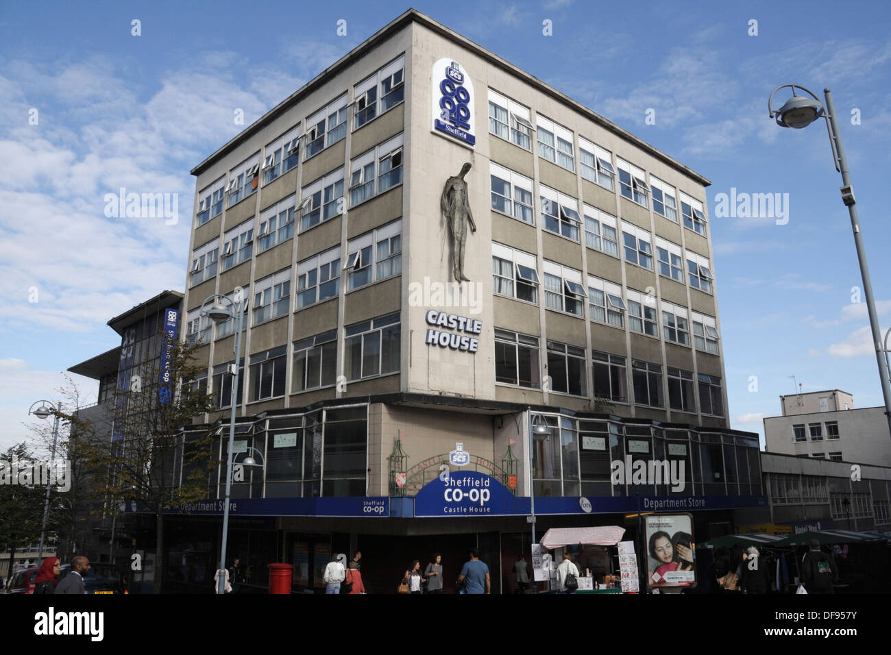 El edificio de la Casa del Castillo de Sheffield Co-op en el centro de la ciudad de Snig Hill, Inglaterra, antigua tienda por departamentos de arquitectura brutalista de los años sesenta. Escultura Vulcan Foto de stock