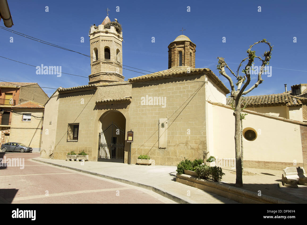 La Iglesia Parroquial de Nuestra Señora del Rosario (destaca la torre  mudéjar de siglo XVI); Pradilla de Ebro; Zaragoza; Aragón Fotografía de  stock - Alamy