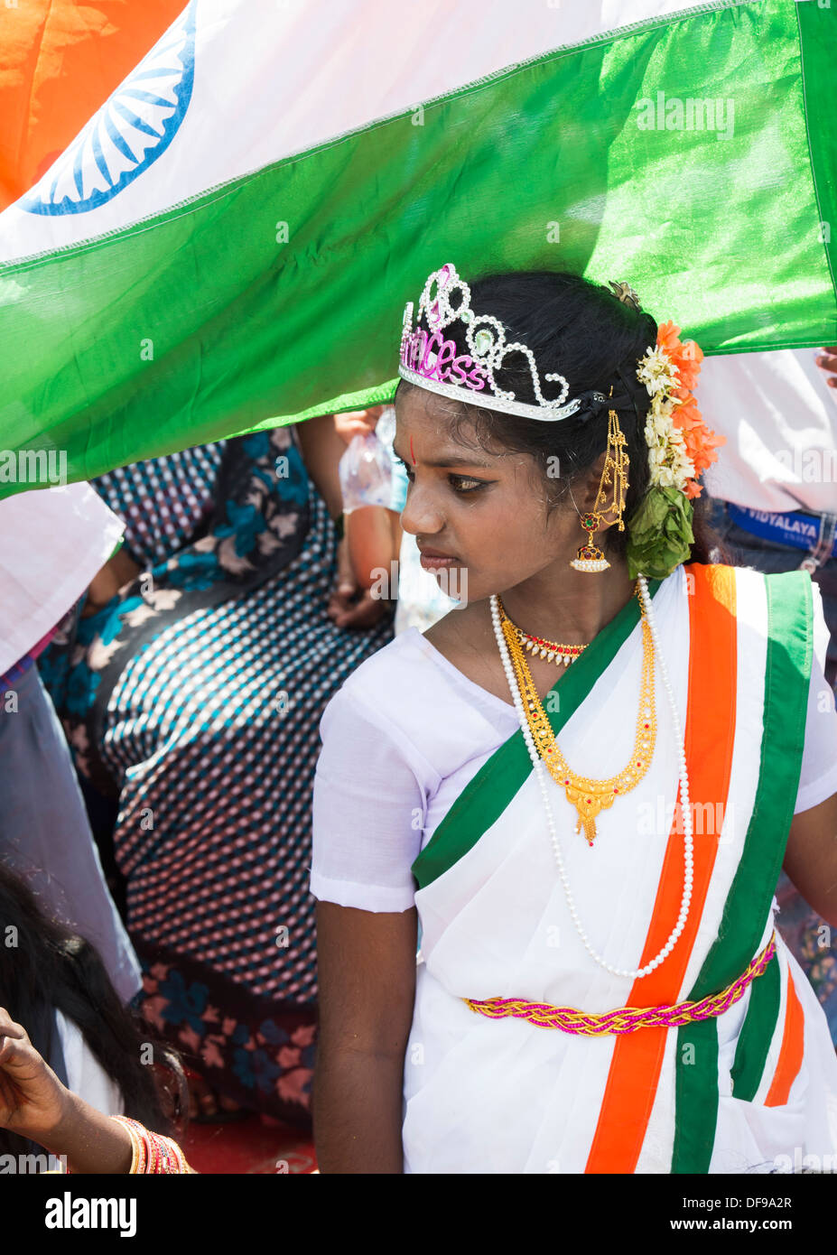 Niña india vestida de bandera india sari, en una manifestación de protesta.  Puttaparthi, Andhra Pradesh, India Fotografía de stock - Alamy