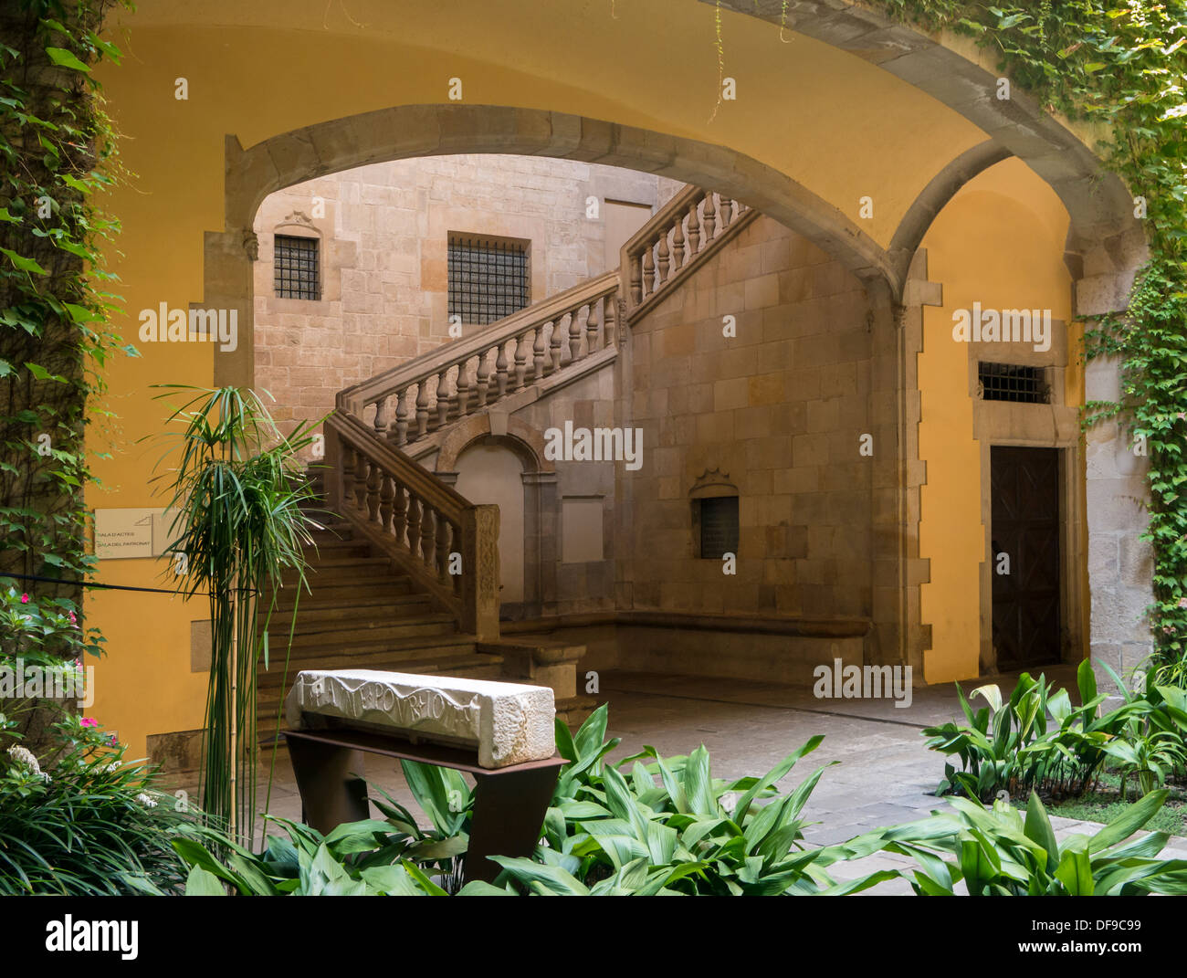 Patio interior del archivo de la Corona de Aragón en Barcelona Fotografía  de stock - Alamy