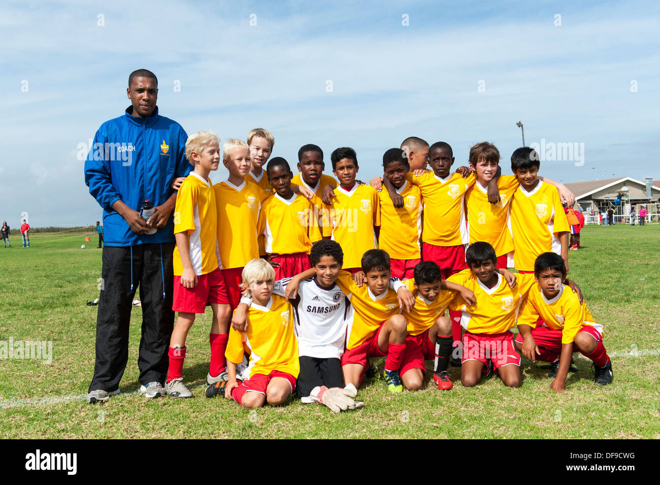 Jugadores de fútbol Junior con el entrenador, equipo fotográfico, Cape Town, Sudáfrica Foto de stock