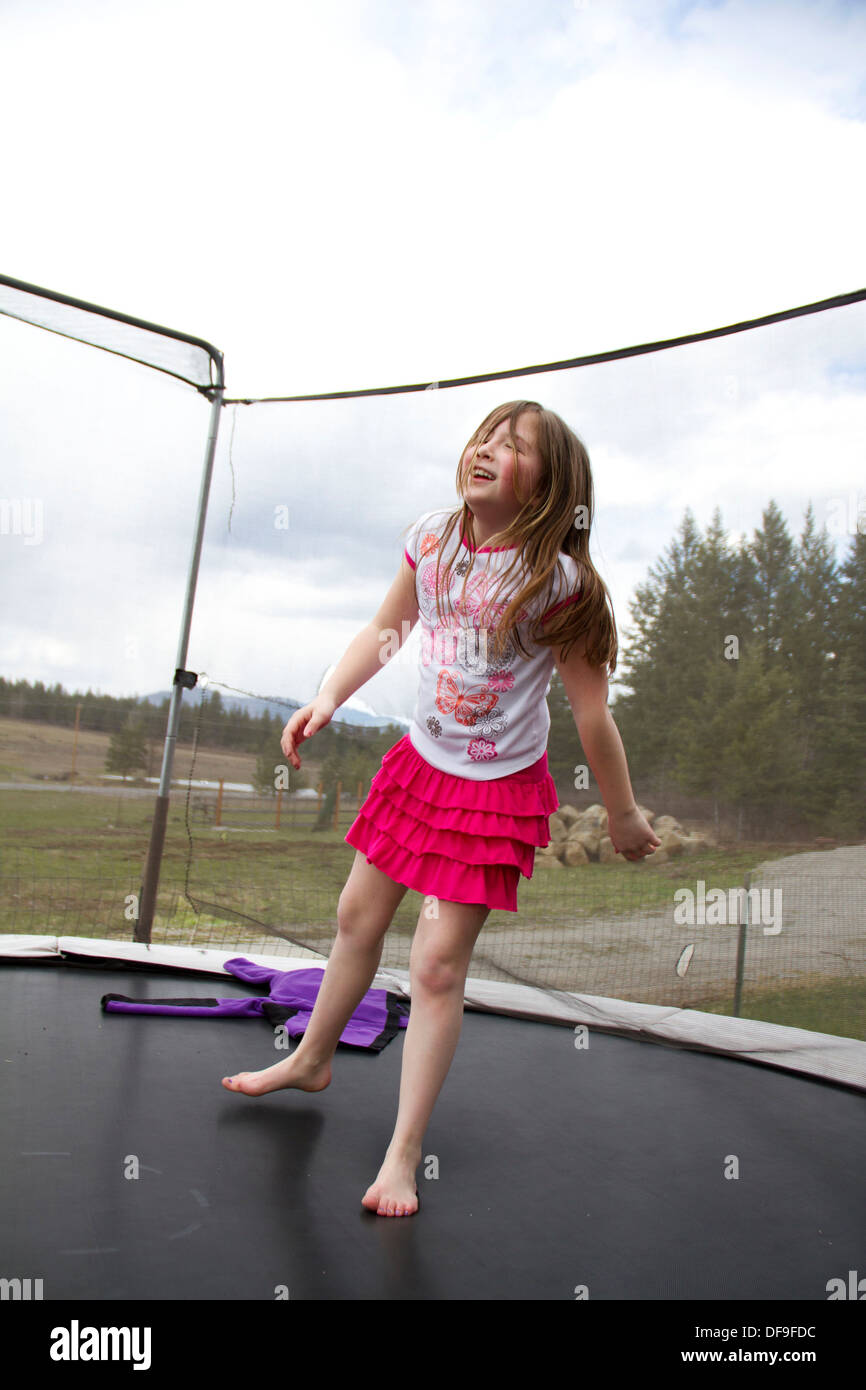 Una niña, 5-10, saltar en un trampolín en Coeur d'Alene, Idaho, USA  Fotografía de stock - Alamy