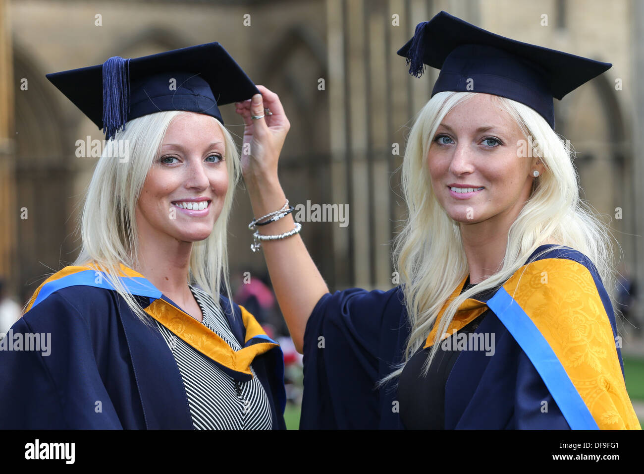 Los gemelos idénticos Sam (Izquierda)y Becky Wycherley,23,celebra hoy después de graduarse con diplomas de honor de primera clase en la enfermería. Foto de stock