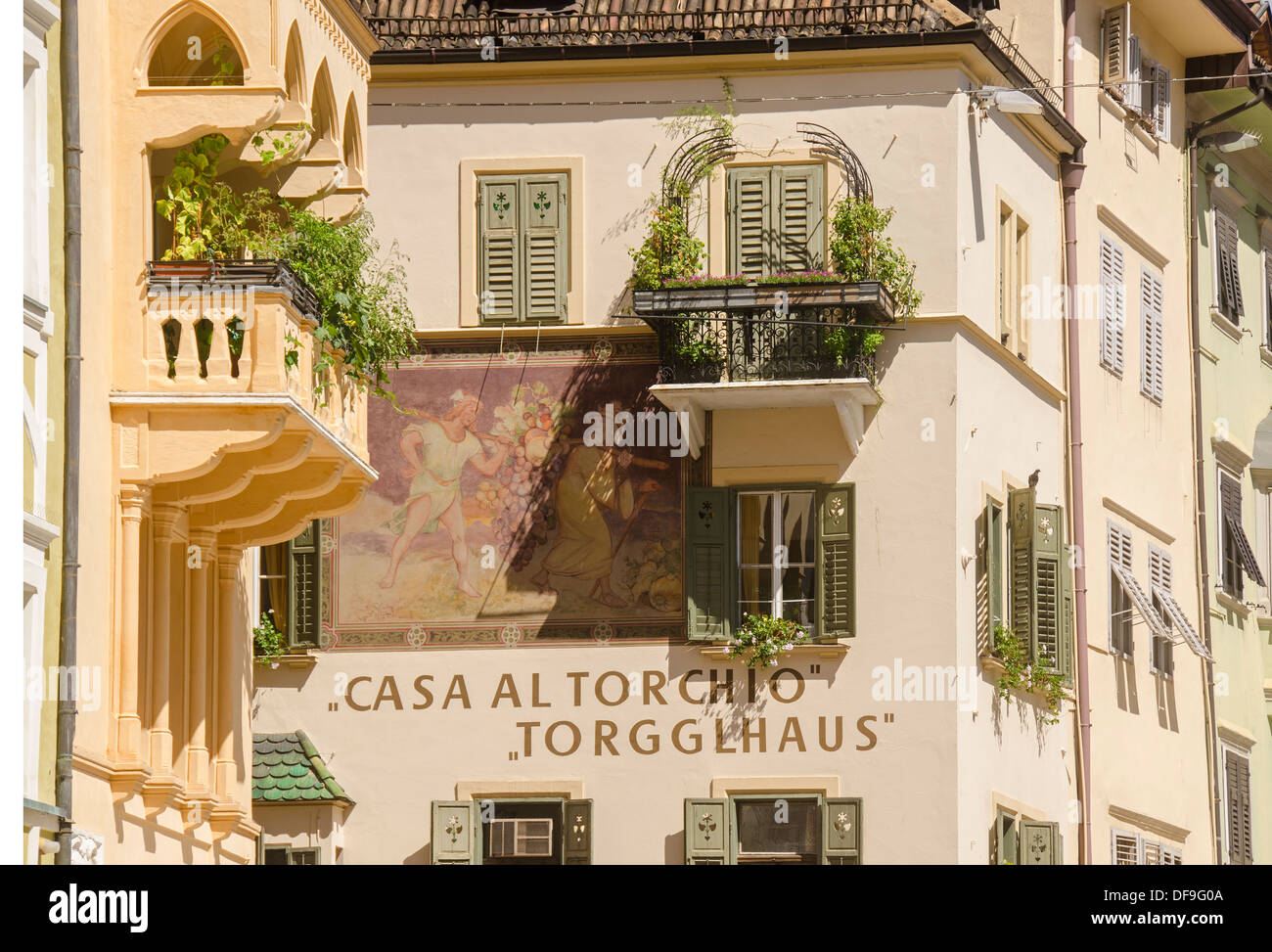 Casas Históricas con balcones y mural, Old Town, Bolzano; Tirol del Sur; Italia; Europa Foto de stock