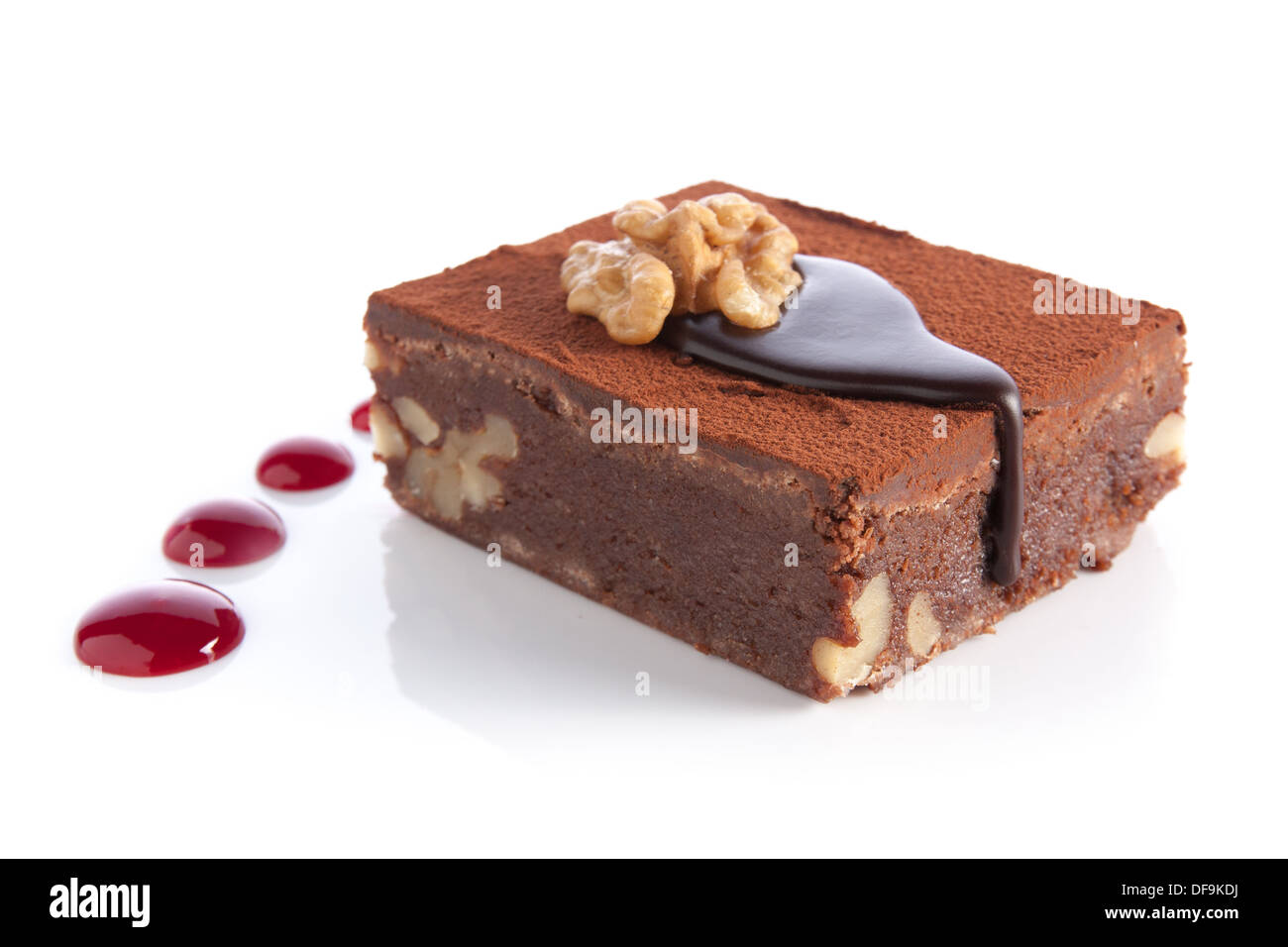 Parte del decorado Brownie de chocolate con salsa de frambuesas Foto de stock