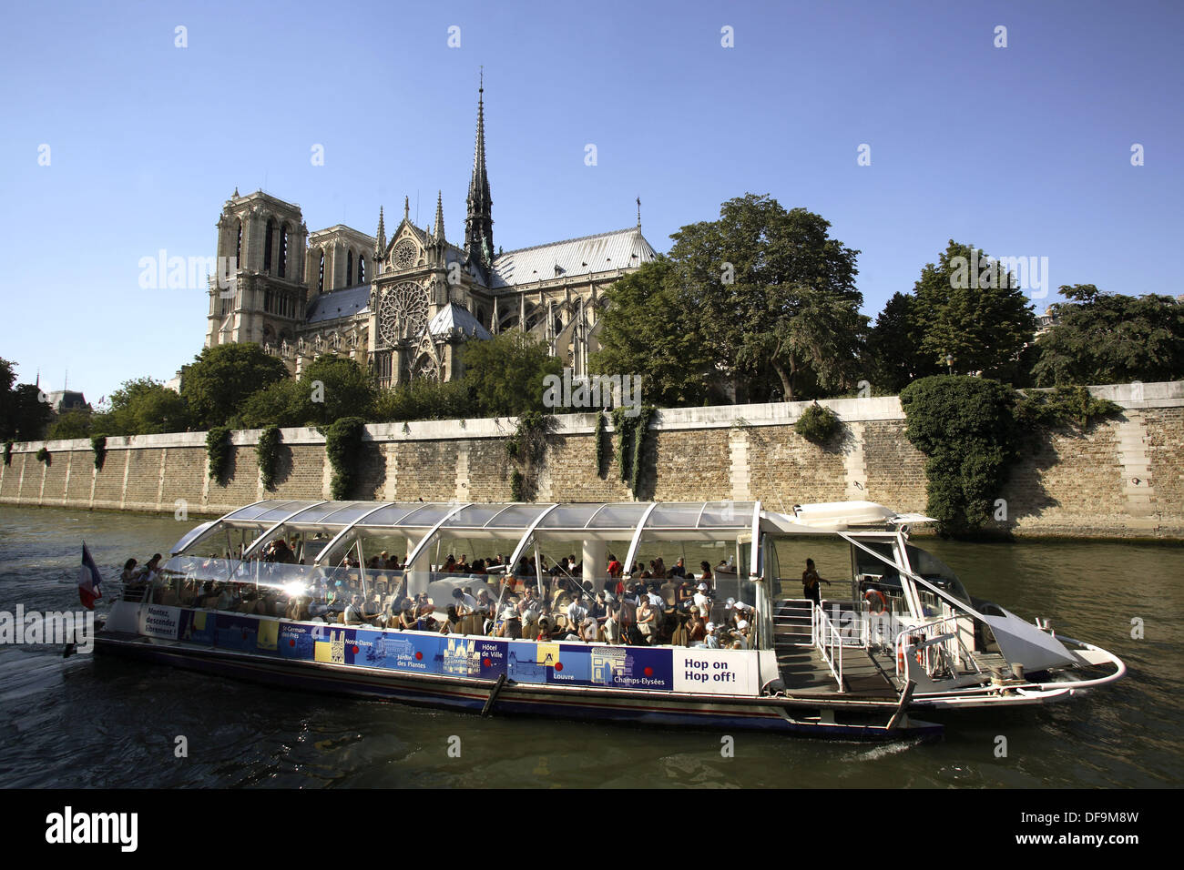 La Catedral de NotreDame, con una excursión en barco en el río Sena en