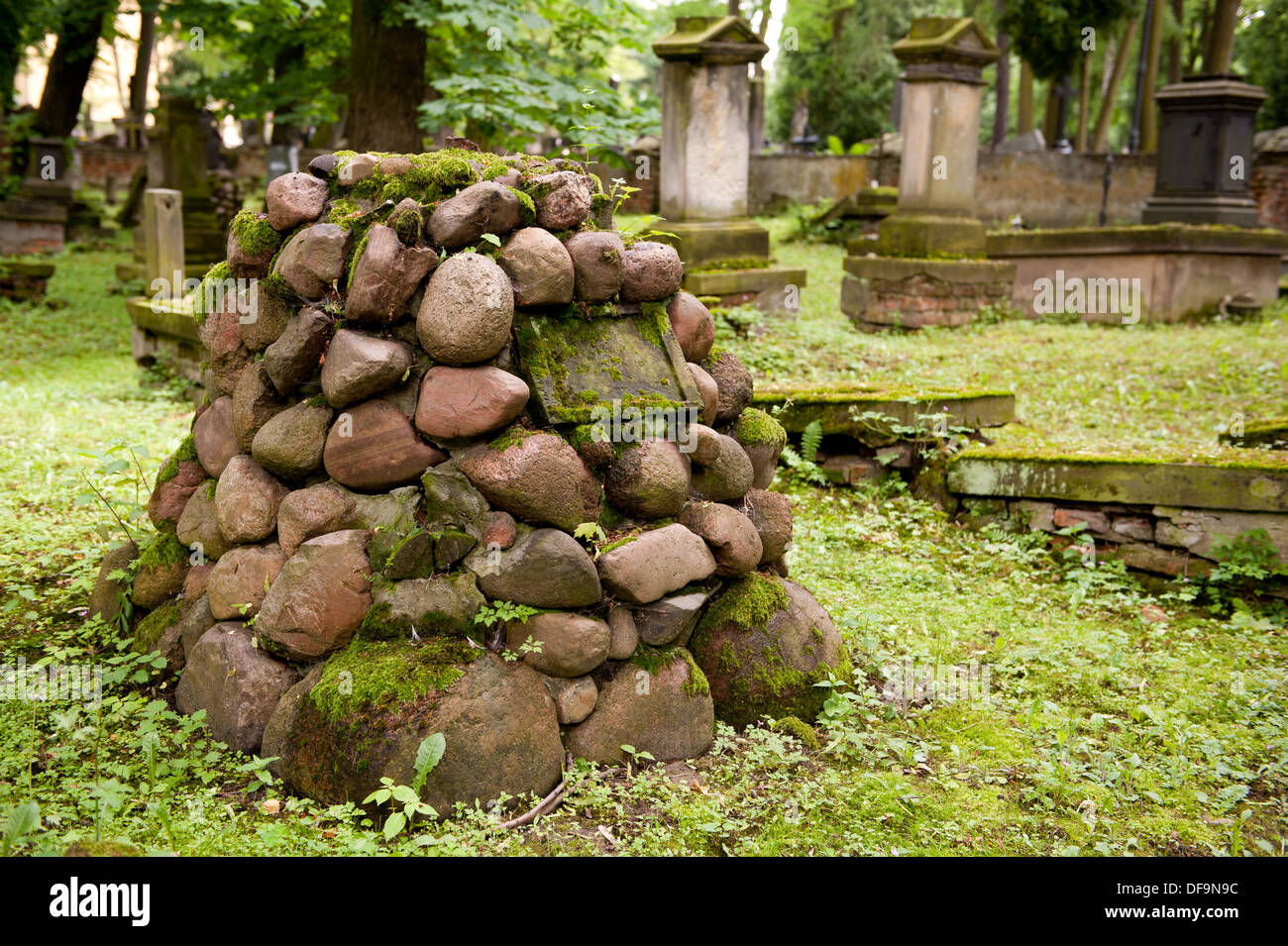 Moss en viejo mojón de piedras sobre el cementerio de graves Foto de stock