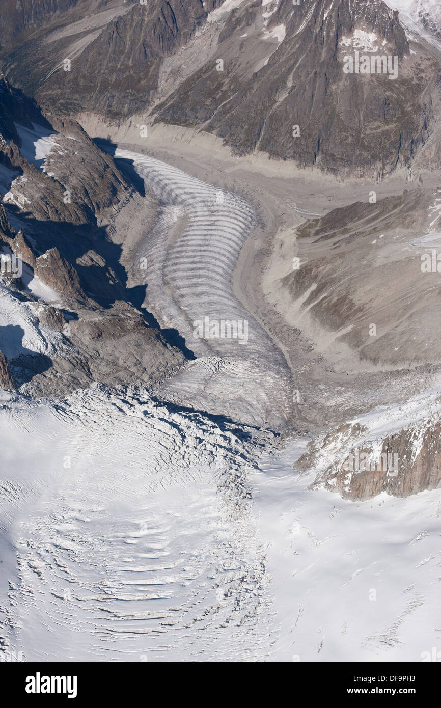 VISTA AÉREA. Glaciares Tacul y Mer de Glace. Bandas de Forbes (odas) visibles en el glaciar Mer de Glace. Chamonix Mont-Blanc, Alta Saboya, Francia. Foto de stock